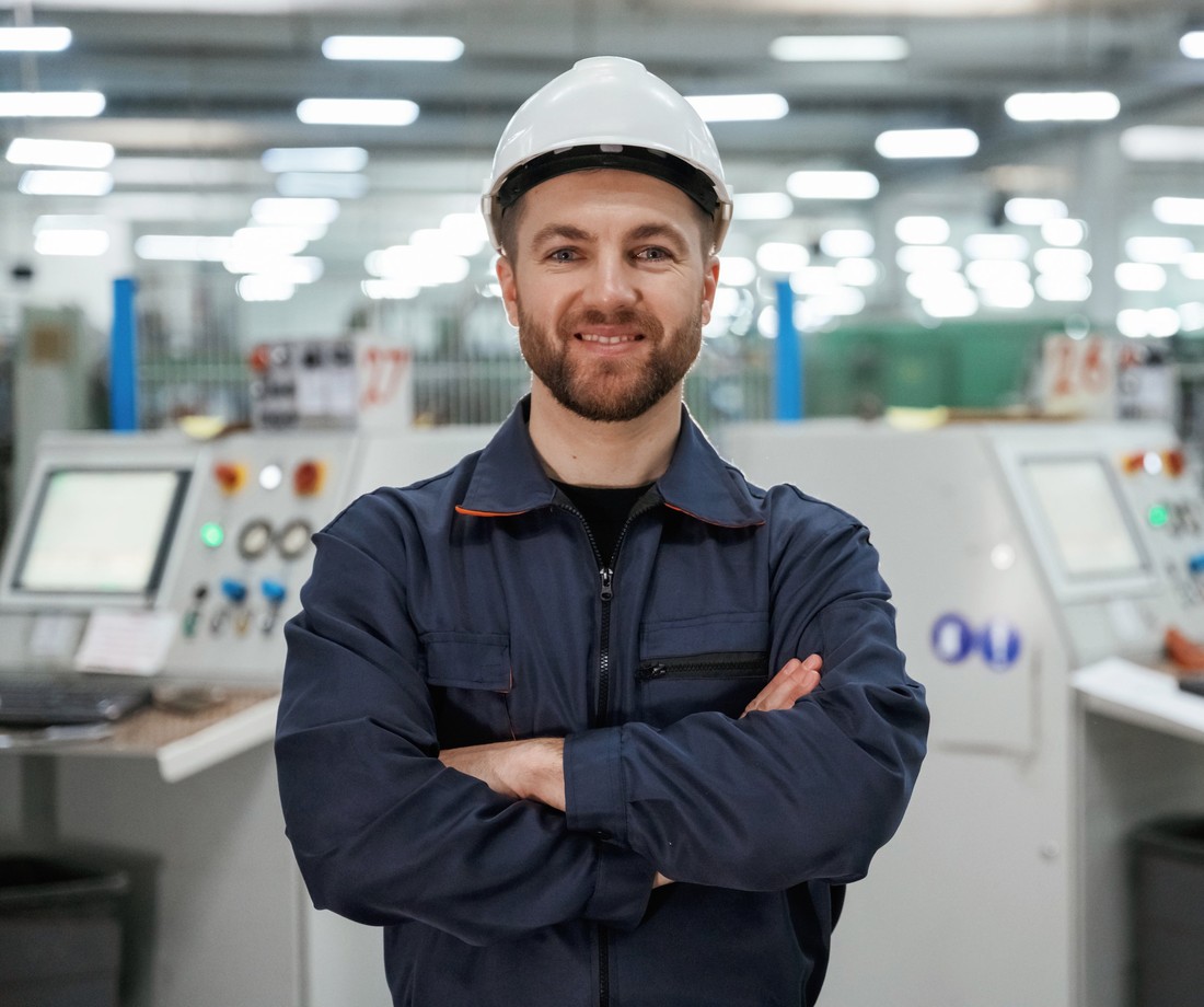 Usmievajúci sa elektrikár v ochrannej prilbe