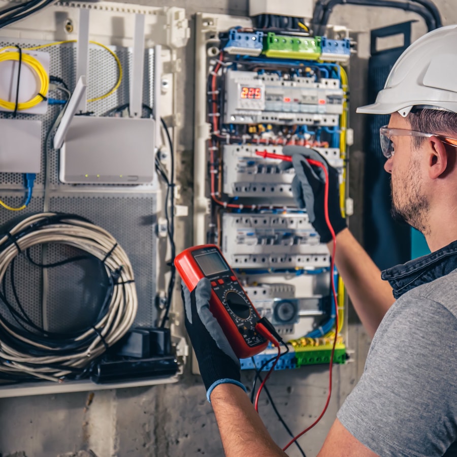 Technik pracujúci na rozvádzači s ističmi
